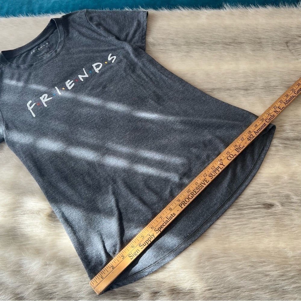 FRIENDS Retro Short Sleeve V-Neck M T-Shirt Gray Logo - Picture 8 of 8